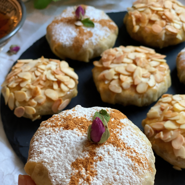 Mini pastillas aux amandes effilées et au sucre glace décorées d'un bouton de rose