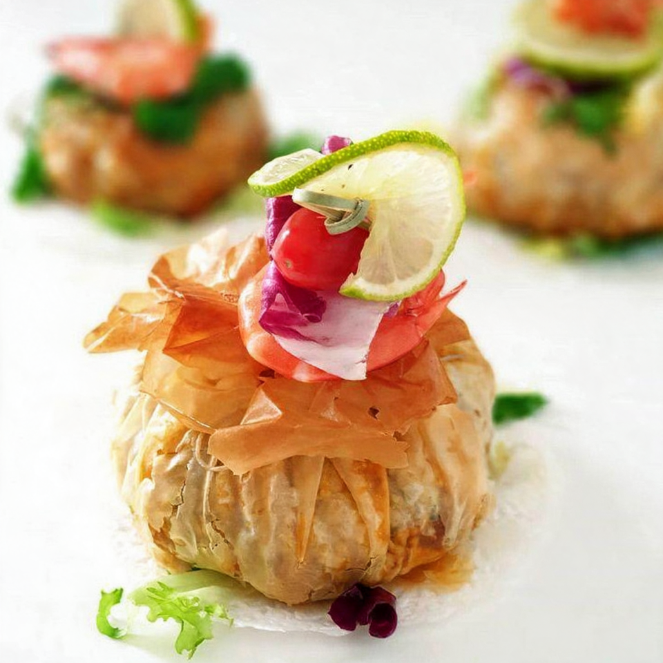 Mini pastilla aux fruits de mer en feuilles de brick, garnie de crevette et de citron vert